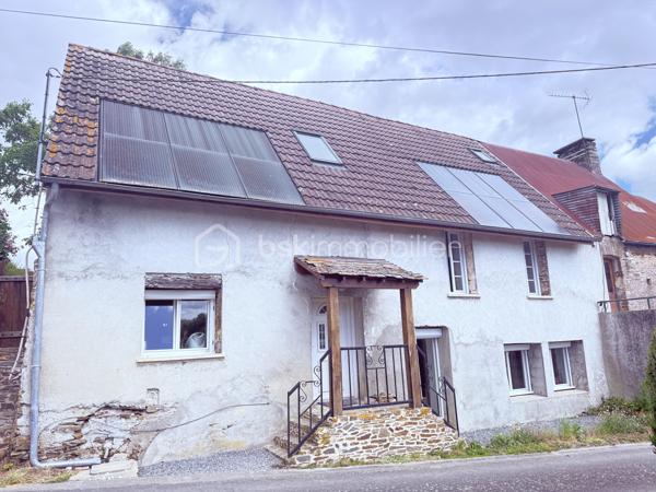 Située à Esson, à 3 min de la dynamique ville de Thury-Harcourt, en plein coeur de la Suisse Normande, cette maison ancienne séduira les amoureux de la pierre et de l'authenticité. Développant 108m2 habitables et environ 130m2 au sol, elle est idéale pour une vie de famille. 

En rez-de-chaussée, vous trouverez une grande cuisine dinatoire de 21m2 environ et une pièce à vivre avec cheminée de plus de 30m2. Les ouvertures côté Sud confèrent à ces deux pièces une belle luminosité. 
Au niveau 1, en rez-de-jardin, un couloir parqueté dessert une grande chambre très lumineuse équipée de placards intégrés, rénovée avec goût et pleine de cachet, une salle de bain avec baignoire et buanderie, des WC indépendants. A ce niveau, une porte vous permet d'accéder au jardin situé derrière la maison et à une terrasse couverte. 
Par un demi-palier, vous accéderez à une deuxième grande chambre de plus de 14m2 habitables . 
Au dernier niveau, sous combles, une très jolie chambre pleine de charme, offrant une magnifique vue sur la campagne et bientôt dotée de sa propre salle d'eau avec WC !! 
Vous l'aurez compris, cette maison allie à merveille le charme de l'ancien et les équipements modernes ; les panneaux photovoltaïques et le chauffe-eau thermodynamique garantissent une économie d'énergie significative. Les menuiseries en PVC double vitrage à isolation renforcée ainsi que les volets roulants offrent, quant à eux, un confort moderne à cette maison. 

A l'extérieur, plusieurs parcelles permettent de laisser libre court à vos futurs projets. En effet, derrière la maison, sans aucun vis à vis, vous jouirez d'un jardin d'environ 400m2 avec grand abris de jardin sur dalle  béton . En face de la maison, plusieurs parcelles pour une contenance totale de 541m2. 

Les atouts de ce bien : 
- Cachet et charme de l'ancien 
- Equipements ( chauffe-eau thermodynamique, panneaux solaires, menuiseries PVC, volets roulants)
- A quelques minutes des commerces et écoles , 25 min de Caen 
- Suite parentale au niveau 2 
- Au calme, en impasse 

Quelques travaux de finitions et d'embellissement de la façade sont à prévoir pour redonner tout son cachet à cette jolie maison du XIXème, nous vous proposons quelques suggestions afin de mieux vous projeter.