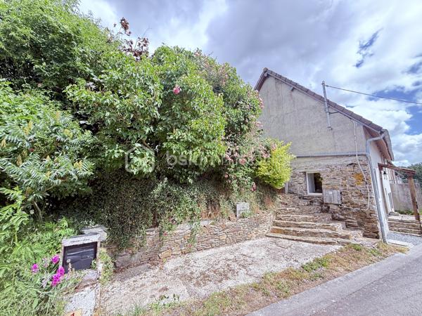 Située à Esson, à 3 min de la dynamique ville de Thury-Harcourt, en plein coeur de la Suisse Normande, cette maison ancienne séduira les amoureux de la pierre et de l'authenticité. Développant 108m2 habitables et environ 130m2 au sol, elle est idéale pour une vie de famille. 

En rez-de-chaussée, vous trouverez une grande cuisine dinatoire de 21m2 environ et une pièce à vivre avec cheminée de plus de 30m2. Les ouvertures côté Sud confèrent à ces deux pièces une belle luminosité. 
Au niveau 1, en rez-de-jardin, un couloir parqueté dessert une grande chambre très lumineuse équipée de placards intégrés, rénovée avec goût et pleine de cachet, une salle de bain avec baignoire et buanderie, des WC indépendants. A ce niveau, une porte vous permet d'accéder au jardin situé derrière la maison et à une terrasse couverte. 
Par un demi-palier, vous accéderez à une deuxième grande chambre de plus de 14m2 habitables . 
Au dernier niveau, sous combles, une très jolie chambre pleine de charme, offrant une magnifique vue sur la campagne et bientôt dotée de sa propre salle d'eau avec WC !! 
Vous l'aurez compris, cette maison allie à merveille le charme de l'ancien et les équipements modernes ; les panneaux photovoltaïques et le chauffe-eau thermodynamique garantissent une économie d'énergie significative. Les menuiseries en PVC double vitrage à isolation renforcée ainsi que les volets roulants offrent, quant à eux, un confort moderne à cette maison. 

A l'extérieur, plusieurs parcelles permettent de laisser libre court à vos futurs projets. En effet, derrière la maison, sans aucun vis à vis, vous jouirez d'un jardin d'environ 400m2 avec grand abris de jardin sur dalle  béton . En face de la maison, plusieurs parcelles pour une contenance totale de 541m2. 

Les atouts de ce bien : 
- Cachet et charme de l'ancien 
- Equipements ( chauffe-eau thermodynamique, panneaux solaires, menuiseries PVC, volets roulants)
- A quelques minutes des commerces et écoles , 25 min de Caen 
- Suite parentale au niveau 2 
- Au calme, en impasse 

Quelques travaux de finitions et d'embellissement de la façade sont à prévoir pour redonner tout son cachet à cette jolie maison du XIXème, nous vous proposons quelques suggestions afin de mieux vous projeter.