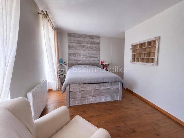 Située à Esson, à 3 min de la dynamique ville de Thury-Harcourt, en plein coeur de la Suisse Normande, cette maison ancienne séduira les amoureux de la pierre et de l'authenticité. Développant 108m2 habitables et environ 130m2 au sol, elle est idéale pour une vie de famille. 

En rez-de-chaussée, vous trouverez une grande cuisine dinatoire de 21m2 environ et une pièce à vivre avec cheminée de plus de 30m2. Les ouvertures côté Sud confèrent à ces deux pièces une belle luminosité. 
Au niveau 1, en rez-de-jardin, un couloir parqueté dessert une grande chambre très lumineuse équipée de placards intégrés, rénovée avec goût et pleine de cachet, une salle de bain avec baignoire et buanderie, des WC indépendants. A ce niveau, une porte vous permet d'accéder au jardin situé derrière la maison et à une terrasse couverte. 
Par un demi-palier, vous accéderez à une deuxième grande chambre de plus de 14m2 habitables . 
Au dernier niveau, sous combles, une très jolie chambre pleine de charme, offrant une magnifique vue sur la campagne et bientôt dotée de sa propre salle d'eau avec WC !! 
Vous l'aurez compris, cette maison allie à merveille le charme de l'ancien et les équipements modernes ; les panneaux photovoltaïques et le chauffe-eau thermodynamique garantissent une économie d'énergie significative. Les menuiseries en PVC double vitrage à isolation renforcée ainsi que les volets roulants offrent, quant à eux, un confort moderne à cette maison. 

A l'extérieur, plusieurs parcelles permettent de laisser libre court à vos futurs projets. En effet, derrière la maison, sans aucun vis à vis, vous jouirez d'un jardin d'environ 400m2 avec grand abris de jardin sur dalle  béton . En face de la maison, plusieurs parcelles pour une contenance totale de 541m2. 

Les atouts de ce bien : 
- Cachet et charme de l'ancien 
- Equipements ( chauffe-eau thermodynamique, panneaux solaires, menuiseries PVC, volets roulants)
- A quelques minutes des commerces et écoles , 25 min de Caen 
- Suite parentale au niveau 2 
- Au calme, en impasse 

Quelques travaux de finitions et d'embellissement de la façade sont à prévoir pour redonner tout son cachet à cette jolie maison du XIXème, nous vous proposons quelques suggestions afin de mieux vous projeter.