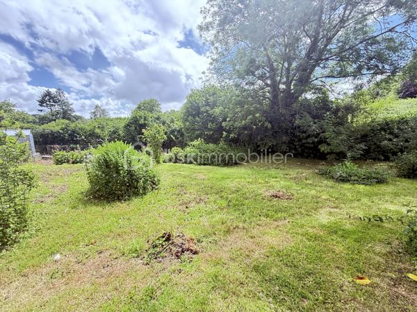 Située à Esson, à 3 min de la dynamique ville de Thury-Harcourt, en plein coeur de la Suisse Normande, cette maison ancienne séduira les amoureux de la pierre et de l'authenticité. Développant 108m2 habitables et environ 130m2 au sol, elle est idéale pour une vie de famille. 

En rez-de-chaussée, vous trouverez une grande cuisine dinatoire de 21m2 environ et une pièce à vivre avec cheminée de plus de 30m2. Les ouvertures côté Sud confèrent à ces deux pièces une belle luminosité. 
Au niveau 1, en rez-de-jardin, un couloir parqueté dessert une grande chambre très lumineuse équipée de placards intégrés, rénovée avec goût et pleine de cachet, une salle de bain avec baignoire et buanderie, des WC indépendants. A ce niveau, une porte vous permet d'accéder au jardin situé derrière la maison et à une terrasse couverte. 
Par un demi-palier, vous accéderez à une deuxième grande chambre de plus de 14m2 habitables . 
Au dernier niveau, sous combles, une très jolie chambre pleine de charme, offrant une magnifique vue sur la campagne et bientôt dotée de sa propre salle d'eau avec WC !! 
Vous l'aurez compris, cette maison allie à merveille le charme de l'ancien et les équipements modernes ; les panneaux photovoltaïques et le chauffe-eau thermodynamique garantissent une économie d'énergie significative. Les menuiseries en PVC double vitrage à isolation renforcée ainsi que les volets roulants offrent, quant à eux, un confort moderne à cette maison. 

A l'extérieur, plusieurs parcelles permettent de laisser libre court à vos futurs projets. En effet, derrière la maison, sans aucun vis à vis, vous jouirez d'un jardin d'environ 400m2 avec grand abris de jardin sur dalle  béton . En face de la maison, plusieurs parcelles pour une contenance totale de 541m2. 

Les atouts de ce bien : 
- Cachet et charme de l'ancien 
- Equipements ( chauffe-eau thermodynamique, panneaux solaires, menuiseries PVC, volets roulants)
- A quelques minutes des commerces et écoles , 25 min de Caen 
- Suite parentale au niveau 2 
- Au calme, en impasse 

Quelques travaux de finitions et d'embellissement de la façade sont à prévoir pour redonner tout son cachet à cette jolie maison du XIXème, nous vous proposons quelques suggestions afin de mieux vous projeter.