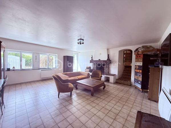 Située à Esson, à 3 min de la dynamique ville de Thury-Harcourt, en plein coeur de la Suisse Normande, cette maison ancienne séduira les amoureux de la pierre et de l'authenticité. Développant 108m2 habitables et environ 130m2 au sol, elle est idéale pour une vie de famille. 

En rez-de-chaussée, vous trouverez une grande cuisine dinatoire de 21m2 environ et une pièce à vivre avec cheminée de plus de 30m2. Les ouvertures côté Sud confèrent à ces deux pièces une belle luminosité. 
Au niveau 1, en rez-de-jardin, un couloir parqueté dessert une grande chambre très lumineuse équipée de placards intégrés, rénovée avec goût et pleine de cachet, une salle de bain avec baignoire et buanderie, des WC indépendants. A ce niveau, une porte vous permet d'accéder au jardin situé derrière la maison et à une terrasse couverte. 
Par un demi-palier, vous accéderez à une deuxième grande chambre de plus de 14m2 habitables . 
Au dernier niveau, sous combles, une très jolie chambre pleine de charme, offrant une magnifique vue sur la campagne et bientôt dotée de sa propre salle d'eau avec WC !! 
Vous l'aurez compris, cette maison allie à merveille le charme de l'ancien et les équipements modernes ; les panneaux photovoltaïques et le chauffe-eau thermodynamique garantissent une économie d'énergie significative. Les menuiseries en PVC double vitrage à isolation renforcée ainsi que les volets roulants offrent, quant à eux, un confort moderne à cette maison. 

A l'extérieur, plusieurs parcelles permettent de laisser libre court à vos futurs projets. En effet, derrière la maison, sans aucun vis à vis, vous jouirez d'un jardin d'environ 400m2 avec grand abris de jardin sur dalle  béton . En face de la maison, plusieurs parcelles pour une contenance totale de 541m2. 

Les atouts de ce bien : 
- Cachet et charme de l'ancien 
- Equipements ( chauffe-eau thermodynamique, panneaux solaires, menuiseries PVC, volets roulants)
- A quelques minutes des commerces et écoles , 25 min de Caen 
- Suite parentale au niveau 2 
- Au calme, en impasse 

Quelques travaux de finitions et d'embellissement de la façade sont à prévoir pour redonner tout son cachet à cette jolie maison du XIXème, nous vous proposons quelques suggestions afin de mieux vous projeter.