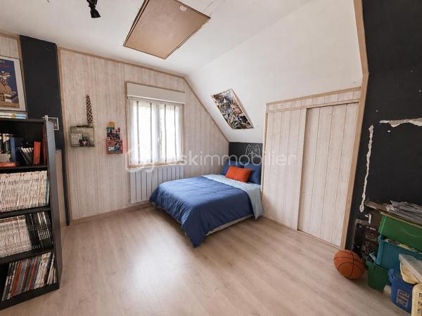 Située à Esson, à 3 min de la dynamique ville de Thury-Harcourt, en plein coeur de la Suisse Normande, cette maison ancienne séduira les amoureux de la pierre et de l'authenticité. Développant 108m2 habitables et environ 130m2 au sol, elle est idéale pour une vie de famille. 

En rez-de-chaussée, vous trouverez une grande cuisine dinatoire de 21m2 environ et une pièce à vivre avec cheminée de plus de 30m2. Les ouvertures côté Sud confèrent à ces deux pièces une belle luminosité. 
Au niveau 1, en rez-de-jardin, un couloir parqueté dessert une grande chambre très lumineuse équipée de placards intégrés, rénovée avec goût et pleine de cachet, une salle de bain avec baignoire et buanderie, des WC indépendants. A ce niveau, une porte vous permet d'accéder au jardin situé derrière la maison et à une terrasse couverte. 
Par un demi-palier, vous accéderez à une deuxième grande chambre de plus de 14m2 habitables . 
Au dernier niveau, sous combles, une très jolie chambre pleine de charme, offrant une magnifique vue sur la campagne et bientôt dotée de sa propre salle d'eau avec WC !! 
Vous l'aurez compris, cette maison allie à merveille le charme de l'ancien et les équipements modernes ; les panneaux photovoltaïques et le chauffe-eau thermodynamique garantissent une économie d'énergie significative. Les menuiseries en PVC double vitrage à isolation renforcée ainsi que les volets roulants offrent, quant à eux, un confort moderne à cette maison. 

A l'extérieur, plusieurs parcelles permettent de laisser libre court à vos futurs projets. En effet, derrière la maison, sans aucun vis à vis, vous jouirez d'un jardin d'environ 400m2 avec grand abris de jardin sur dalle  béton . En face de la maison, plusieurs parcelles pour une contenance totale de 541m2. 

Les atouts de ce bien : 
- Cachet et charme de l'ancien 
- Equipements ( chauffe-eau thermodynamique, panneaux solaires, menuiseries PVC, volets roulants)
- A quelques minutes des commerces et écoles , 25 min de Caen 
- Suite parentale au niveau 2 
- Au calme, en impasse 

Quelques travaux de finitions et d'embellissement de la façade sont à prévoir pour redonner tout son cachet à cette jolie maison du XIXème, nous vous proposons quelques suggestions afin de mieux vous projeter.