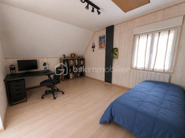 Située à Esson, à 3 min de la dynamique ville de Thury-Harcourt, en plein coeur de la Suisse Normande, cette maison ancienne séduira les amoureux de la pierre et de l'authenticité. Développant 108m2 habitables et environ 130m2 au sol, elle est idéale pour une vie de famille. 

En rez-de-chaussée, vous trouverez une grande cuisine dinatoire de 21m2 environ et une pièce à vivre avec cheminée de plus de 30m2. Les ouvertures côté Sud confèrent à ces deux pièces une belle luminosité. 
Au niveau 1, en rez-de-jardin, un couloir parqueté dessert une grande chambre très lumineuse équipée de placards intégrés, rénovée avec goût et pleine de cachet, une salle de bain avec baignoire et buanderie, des WC indépendants. A ce niveau, une porte vous permet d'accéder au jardin situé derrière la maison et à une terrasse couverte. 
Par un demi-palier, vous accéderez à une deuxième grande chambre de plus de 14m2 habitables . 
Au dernier niveau, sous combles, une très jolie chambre pleine de charme, offrant une magnifique vue sur la campagne et bientôt dotée de sa propre salle d'eau avec WC !! 
Vous l'aurez compris, cette maison allie à merveille le charme de l'ancien et les équipements modernes ; les panneaux photovoltaïques et le chauffe-eau thermodynamique garantissent une économie d'énergie significative. Les menuiseries en PVC double vitrage à isolation renforcée ainsi que les volets roulants offrent, quant à eux, un confort moderne à cette maison. 

A l'extérieur, plusieurs parcelles permettent de laisser libre court à vos futurs projets. En effet, derrière la maison, sans aucun vis à vis, vous jouirez d'un jardin d'environ 400m2 avec grand abris de jardin sur dalle  béton . En face de la maison, plusieurs parcelles pour une contenance totale de 541m2. 

Les atouts de ce bien : 
- Cachet et charme de l'ancien 
- Equipements ( chauffe-eau thermodynamique, panneaux solaires, menuiseries PVC, volets roulants)
- A quelques minutes des commerces et écoles , 25 min de Caen 
- Suite parentale au niveau 2 
- Au calme, en impasse 

Quelques travaux de finitions et d'embellissement de la façade sont à prévoir pour redonner tout son cachet à cette jolie maison du XIXème, nous vous proposons quelques suggestions afin de mieux vous projeter.