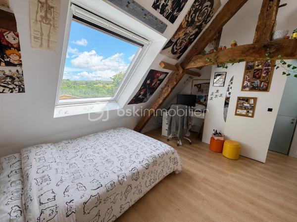 Située à Esson, à 3 min de la dynamique ville de Thury-Harcourt, en plein coeur de la Suisse Normande, cette maison ancienne séduira les amoureux de la pierre et de l'authenticité. Développant 108m2 habitables et environ 130m2 au sol, elle est idéale pour une vie de famille. 

En rez-de-chaussée, vous trouverez une grande cuisine dinatoire de 21m2 environ et une pièce à vivre avec cheminée de plus de 30m2. Les ouvertures côté Sud confèrent à ces deux pièces une belle luminosité. 
Au niveau 1, en rez-de-jardin, un couloir parqueté dessert une grande chambre très lumineuse équipée de placards intégrés, rénovée avec goût et pleine de cachet, une salle de bain avec baignoire et buanderie, des WC indépendants. A ce niveau, une porte vous permet d'accéder au jardin situé derrière la maison et à une terrasse couverte. 
Par un demi-palier, vous accéderez à une deuxième grande chambre de plus de 14m2 habitables . 
Au dernier niveau, sous combles, une très jolie chambre pleine de charme, offrant une magnifique vue sur la campagne et bientôt dotée de sa propre salle d'eau avec WC !! 
Vous l'aurez compris, cette maison allie à merveille le charme de l'ancien et les équipements modernes ; les panneaux photovoltaïques et le chauffe-eau thermodynamique garantissent une économie d'énergie significative. Les menuiseries en PVC double vitrage à isolation renforcée ainsi que les volets roulants offrent, quant à eux, un confort moderne à cette maison. 

A l'extérieur, plusieurs parcelles permettent de laisser libre court à vos futurs projets. En effet, derrière la maison, sans aucun vis à vis, vous jouirez d'un jardin d'environ 400m2 avec grand abris de jardin sur dalle  béton . En face de la maison, plusieurs parcelles pour une contenance totale de 541m2. 

Les atouts de ce bien : 
- Cachet et charme de l'ancien 
- Equipements ( chauffe-eau thermodynamique, panneaux solaires, menuiseries PVC, volets roulants)
- A quelques minutes des commerces et écoles , 25 min de Caen 
- Suite parentale au niveau 2 
- Au calme, en impasse 

Quelques travaux de finitions et d'embellissement de la façade sont à prévoir pour redonner tout son cachet à cette jolie maison du XIXème, nous vous proposons quelques suggestions afin de mieux vous projeter.
