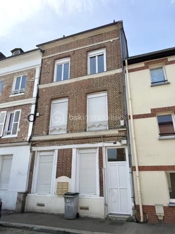 Visite vidéo disponible sur
- ma chaîne YT : Grégory Talbot IMMOBILIER (playlist : Visites filmées)
- FB : Grégory Talbot Immobilier (album : Visites vidéo)
- et sur mon IG : L'immobilier en Normandie (onglet : Réels)

Elbeuf 76500, 
À deux pas de l'IUT d'Elbeuf, de la Fabrique des Savoirs, des commerces, transports...

Investissez dans cet immeuble de rapport sans travaux à prévoir ! 

- au rez-de-chaussée : un appartement loué 370€ + 30€ de charges pour l'eau, DPE : E, chauffage et production d'eau chaude électrique. 
C'est un T2 de 30,45m2 : une chambre, une pièce de vie sur cuisine, une salle de douche avec wc. 
Location nue, bail du 1er avril 2024. 

- au premier étage : un appartement loué 390€ + 30€ de charges pour l'eau, DPE : D, chauffage et production d'eau chaude gaz de ville. 
C'est un T2 de 34,60m2 : une chambre, une pièce de vie sur cuisine, une salle de douche avec wc.
Location nue, bail du 1er novembre 2024. 

- au second étage : un appartement loué 400€ + 30€ de charges pour l'eau, DPE : E, chauffage et production d'eau chaude électrique. 
C'est un T3 de 35,77m2 : deux chambres, une pièce de vie sur cuisine, une salle de douche avec wc. 
Location nue, bail du 28 août 2025. 

- Au troisième étage : les combles (3 pièces) à transformer en appartement pour booster la rentabilité !

Le bâtiment est édifié sur cave intégrale divisée en trois volumes pour attribuer aux logements au besoin. 
Complète le bien une arrière cour pour les poubelles, garer les deux roues... 

Pas de copropriété. 
Taxe foncière : 1249€. 
La couverture de l'immeuble est en ardoises naturelles. 
Extracteurs d'air dans les pièces d'eau. 
Double vitrage et volets roulants. 
Murs isolés. 
Un compteur EDF par logement. 
Un compteur d'eau pour l'ensemble. 

Un produit clé en main ! 

Ne tardez pas !