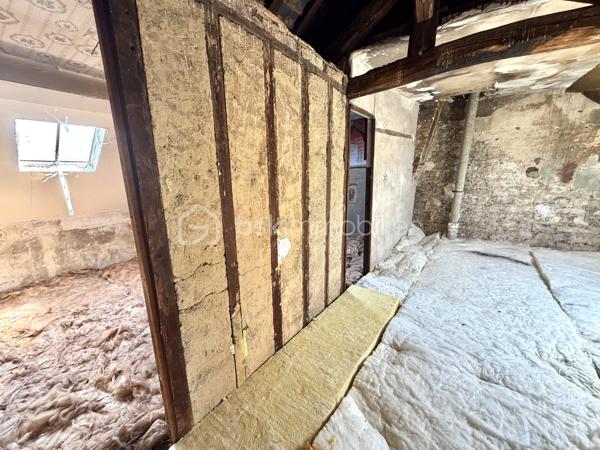 Visite vidéo disponible sur
- ma chaîne YT : Grégory Talbot IMMOBILIER (playlist : Visites filmées)
- FB : Grégory Talbot Immobilier (album : Visites vidéo)
- et sur mon IG : L'immobilier en Normandie (onglet : Réels)

Elbeuf 76500, 
À deux pas de l'IUT d'Elbeuf, de la Fabrique des Savoirs, des commerces, transports...

Investissez dans cet immeuble de rapport sans travaux à prévoir ! 

- au rez-de-chaussée : un appartement loué 370€ + 30€ de charges pour l'eau, DPE : E, chauffage et production d'eau chaude électrique. 
C'est un T2 de 30,45m2 : une chambre, une pièce de vie sur cuisine, une salle de douche avec wc. 
Location nue, bail du 1er avril 2024. 

- au premier étage : un appartement loué 390€ + 30€ de charges pour l'eau, DPE : D, chauffage et production d'eau chaude gaz de ville. 
C'est un T2 de 34,60m2 : une chambre, une pièce de vie sur cuisine, une salle de douche avec wc.
Location nue, bail du 1er novembre 2024. 

- au second étage : un appartement loué 400€ + 30€ de charges pour l'eau, DPE : E, chauffage et production d'eau chaude électrique. 
C'est un T3 de 35,77m2 : deux chambres, une pièce de vie sur cuisine, une salle de douche avec wc. 
Location nue, bail du 28 août 2025. 

- Au troisième étage : les combles (3 pièces) à transformer en appartement pour booster la rentabilité !

Le bâtiment est édifié sur cave intégrale divisée en trois volumes pour attribuer aux logements au besoin. 
Complète le bien une arrière cour pour les poubelles, garer les deux roues... 

Pas de copropriété. 
Taxe foncière : 1249€. 
La couverture de l'immeuble est en ardoises naturelles. 
Extracteurs d'air dans les pièces d'eau. 
Double vitrage et volets roulants. 
Murs isolés. 
Un compteur EDF par logement. 
Un compteur d'eau pour l'ensemble. 

Un produit clé en main ! 

Ne tardez pas !