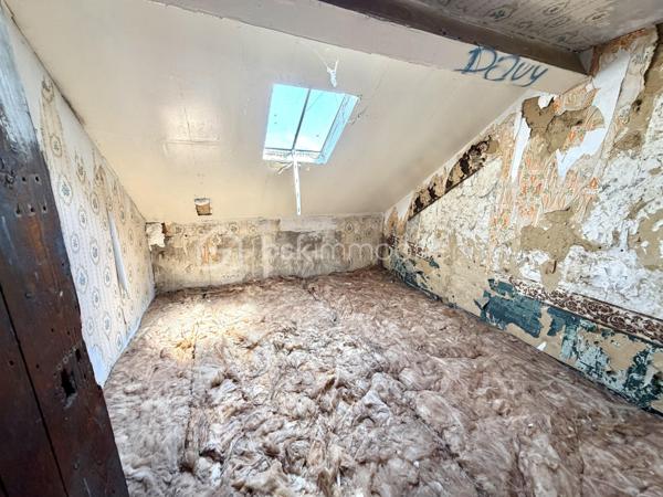 Visite vidéo disponible sur
- ma chaîne YT : Grégory Talbot IMMOBILIER (playlist : Visites filmées)
- FB : Grégory Talbot Immobilier (album : Visites vidéo)
- et sur mon IG : L'immobilier en Normandie (onglet : Réels)

Elbeuf 76500, 
À deux pas de l'IUT d'Elbeuf, de la Fabrique des Savoirs, des commerces, transports...

Investissez dans cet immeuble de rapport sans travaux à prévoir ! 

- au rez-de-chaussée : un appartement loué 370€ + 30€ de charges pour l'eau, DPE : E, chauffage et production d'eau chaude électrique. 
C'est un T2 de 30,45m2 : une chambre, une pièce de vie sur cuisine, une salle de douche avec wc. 
Location nue, bail du 1er avril 2024. 

- au premier étage : un appartement loué 390€ + 30€ de charges pour l'eau, DPE : D, chauffage et production d'eau chaude gaz de ville. 
C'est un T2 de 34,60m2 : une chambre, une pièce de vie sur cuisine, une salle de douche avec wc.
Location nue, bail du 1er novembre 2024. 

- au second étage : un appartement loué 400€ + 30€ de charges pour l'eau, DPE : E, chauffage et production d'eau chaude électrique. 
C'est un T3 de 35,77m2 : deux chambres, une pièce de vie sur cuisine, une salle de douche avec wc. 
Location nue, bail du 28 août 2025. 

- Au troisième étage : les combles (3 pièces) à transformer en appartement pour booster la rentabilité !

Le bâtiment est édifié sur cave intégrale divisée en trois volumes pour attribuer aux logements au besoin. 
Complète le bien une arrière cour pour les poubelles, garer les deux roues... 

Pas de copropriété. 
Taxe foncière : 1249€. 
La couverture de l'immeuble est en ardoises naturelles. 
Extracteurs d'air dans les pièces d'eau. 
Double vitrage et volets roulants. 
Murs isolés. 
Un compteur EDF par logement. 
Un compteur d'eau pour l'ensemble. 

Un produit clé en main ! 

Ne tardez pas !