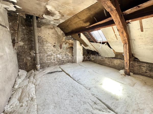 Visite vidéo disponible sur
- ma chaîne YT : Grégory Talbot IMMOBILIER (playlist : Visites filmées)
- FB : Grégory Talbot Immobilier (album : Visites vidéo)
- et sur mon IG : L'immobilier en Normandie (onglet : Réels)

Elbeuf 76500, 
À deux pas de l'IUT d'Elbeuf, de la Fabrique des Savoirs, des commerces, transports...

Investissez dans cet immeuble de rapport sans travaux à prévoir ! 

- au rez-de-chaussée : un appartement loué 370€ + 30€ de charges pour l'eau, DPE : E, chauffage et production d'eau chaude électrique. 
C'est un T2 de 30,45m2 : une chambre, une pièce de vie sur cuisine, une salle de douche avec wc. 
Location nue, bail du 1er avril 2024. 

- au premier étage : un appartement loué 390€ + 30€ de charges pour l'eau, DPE : D, chauffage et production d'eau chaude gaz de ville. 
C'est un T2 de 34,60m2 : une chambre, une pièce de vie sur cuisine, une salle de douche avec wc.
Location nue, bail du 1er novembre 2024. 

- au second étage : un appartement loué 400€ + 30€ de charges pour l'eau, DPE : E, chauffage et production d'eau chaude électrique. 
C'est un T3 de 35,77m2 : deux chambres, une pièce de vie sur cuisine, une salle de douche avec wc. 
Location nue, bail du 28 août 2025. 

- Au troisième étage : les combles (3 pièces) à transformer en appartement pour booster la rentabilité !

Le bâtiment est édifié sur cave intégrale divisée en trois volumes pour attribuer aux logements au besoin. 
Complète le bien une arrière cour pour les poubelles, garer les deux roues... 

Pas de copropriété. 
Taxe foncière : 1249€. 
La couverture de l'immeuble est en ardoises naturelles. 
Extracteurs d'air dans les pièces d'eau. 
Double vitrage et volets roulants. 
Murs isolés. 
Un compteur EDF par logement. 
Un compteur d'eau pour l'ensemble. 

Un produit clé en main ! 

Ne tardez pas !