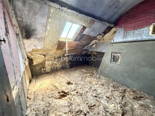 Visite vidéo disponible sur
- ma chaîne YT : Grégory Talbot IMMOBILIER (playlist : Visites filmées)
- FB : Grégory Talbot Immobilier (album : Visites vidéo)
- et sur mon IG : L'immobilier en Normandie (onglet : Réels)

Elbeuf 76500, 
À deux pas de l'IUT d'Elbeuf, de la Fabrique des Savoirs, des commerces, transports...

Investissez dans cet immeuble de rapport sans travaux à prévoir ! 

- au rez-de-chaussée : un appartement loué 370€ + 30€ de charges pour l'eau, DPE : E, chauffage et production d'eau chaude électrique. 
C'est un T2 de 30,45m2 : une chambre, une pièce de vie sur cuisine, une salle de douche avec wc. 
Location nue, bail du 1er avril 2024. 

- au premier étage : un appartement loué 390€ + 30€ de charges pour l'eau, DPE : D, chauffage et production d'eau chaude gaz de ville. 
C'est un T2 de 34,60m2 : une chambre, une pièce de vie sur cuisine, une salle de douche avec wc.
Location nue, bail du 1er novembre 2024. 

- au second étage : un appartement loué 400€ + 30€ de charges pour l'eau, DPE : E, chauffage et production d'eau chaude électrique. 
C'est un T3 de 35,77m2 : deux chambres, une pièce de vie sur cuisine, une salle de douche avec wc. 
Location nue, bail du 28 août 2025. 

- Au troisième étage : les combles (3 pièces) à transformer en appartement pour booster la rentabilité !

Le bâtiment est édifié sur cave intégrale divisée en trois volumes pour attribuer aux logements au besoin. 
Complète le bien une arrière cour pour les poubelles, garer les deux roues... 

Pas de copropriété. 
Taxe foncière : 1249€. 
La couverture de l'immeuble est en ardoises naturelles. 
Extracteurs d'air dans les pièces d'eau. 
Double vitrage et volets roulants. 
Murs isolés. 
Un compteur EDF par logement. 
Un compteur d'eau pour l'ensemble. 

Un produit clé en main ! 

Ne tardez pas !