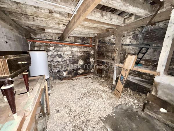 Visite vidéo disponible sur
- ma chaîne YT : Grégory Talbot IMMOBILIER (playlist : Visites filmées)
- FB : Grégory Talbot Immobilier (album : Visites vidéo)
- et sur mon IG : L'immobilier en Normandie (onglet : Réels)

Elbeuf 76500, 
À deux pas de l'IUT d'Elbeuf, de la Fabrique des Savoirs, des commerces, transports...

Investissez dans cet immeuble de rapport sans travaux à prévoir ! 

- au rez-de-chaussée : un appartement loué 370€ + 30€ de charges pour l'eau, DPE : E, chauffage et production d'eau chaude électrique. 
C'est un T2 de 30,45m2 : une chambre, une pièce de vie sur cuisine, une salle de douche avec wc. 
Location nue, bail du 1er avril 2024. 

- au premier étage : un appartement loué 390€ + 30€ de charges pour l'eau, DPE : D, chauffage et production d'eau chaude gaz de ville. 
C'est un T2 de 34,60m2 : une chambre, une pièce de vie sur cuisine, une salle de douche avec wc.
Location nue, bail du 1er novembre 2024. 

- au second étage : un appartement loué 400€ + 30€ de charges pour l'eau, DPE : E, chauffage et production d'eau chaude électrique. 
C'est un T3 de 35,77m2 : deux chambres, une pièce de vie sur cuisine, une salle de douche avec wc. 
Location nue, bail du 28 août 2025. 

- Au troisième étage : les combles (3 pièces) à transformer en appartement pour booster la rentabilité !

Le bâtiment est édifié sur cave intégrale divisée en trois volumes pour attribuer aux logements au besoin. 
Complète le bien une arrière cour pour les poubelles, garer les deux roues... 

Pas de copropriété. 
Taxe foncière : 1249€. 
La couverture de l'immeuble est en ardoises naturelles. 
Extracteurs d'air dans les pièces d'eau. 
Double vitrage et volets roulants. 
Murs isolés. 
Un compteur EDF par logement. 
Un compteur d'eau pour l'ensemble. 

Un produit clé en main ! 

Ne tardez pas !