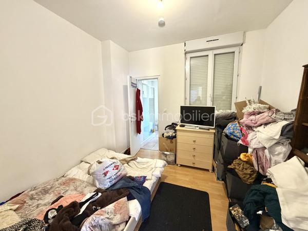 Visite vidéo disponible sur
- ma chaîne YT : Grégory Talbot IMMOBILIER (playlist : Visites filmées)
- FB : Grégory Talbot Immobilier (album : Visites vidéo)
- et sur mon IG : L'immobilier en Normandie (onglet : Réels)

Elbeuf 76500, 
À deux pas de l'IUT d'Elbeuf, de la Fabrique des Savoirs, des commerces, transports...

Investissez dans cet immeuble de rapport sans travaux à prévoir ! 

- au rez-de-chaussée : un appartement loué 370€ + 30€ de charges pour l'eau, DPE : E, chauffage et production d'eau chaude électrique. 
C'est un T2 de 30,45m2 : une chambre, une pièce de vie sur cuisine, une salle de douche avec wc. 
Location nue, bail du 1er avril 2024. 

- au premier étage : un appartement loué 390€ + 30€ de charges pour l'eau, DPE : D, chauffage et production d'eau chaude gaz de ville. 
C'est un T2 de 34,60m2 : une chambre, une pièce de vie sur cuisine, une salle de douche avec wc.
Location nue, bail du 1er novembre 2024. 

- au second étage : un appartement loué 400€ + 30€ de charges pour l'eau, DPE : E, chauffage et production d'eau chaude électrique. 
C'est un T3 de 35,77m2 : deux chambres, une pièce de vie sur cuisine, une salle de douche avec wc. 
Location nue, bail du 28 août 2025. 

- Au troisième étage : les combles (3 pièces) à transformer en appartement pour booster la rentabilité !

Le bâtiment est édifié sur cave intégrale divisée en trois volumes pour attribuer aux logements au besoin. 
Complète le bien une arrière cour pour les poubelles, garer les deux roues... 

Pas de copropriété. 
Taxe foncière : 1249€. 
La couverture de l'immeuble est en ardoises naturelles. 
Extracteurs d'air dans les pièces d'eau. 
Double vitrage et volets roulants. 
Murs isolés. 
Un compteur EDF par logement. 
Un compteur d'eau pour l'ensemble. 

Un produit clé en main ! 

Ne tardez pas !