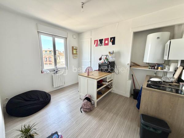 Visite vidéo disponible sur
- ma chaîne YT : Grégory Talbot IMMOBILIER (playlist : Visites filmées)
- FB : Grégory Talbot Immobilier (album : Visites vidéo)
- et sur mon IG : L'immobilier en Normandie (onglet : Réels)

Elbeuf 76500, 
À deux pas de l'IUT d'Elbeuf, de la Fabrique des Savoirs, des commerces, transports...

Investissez dans cet immeuble de rapport sans travaux à prévoir ! 

- au rez-de-chaussée : un appartement loué 370€ + 30€ de charges pour l'eau, DPE : E, chauffage et production d'eau chaude électrique. 
C'est un T2 de 30,45m2 : une chambre, une pièce de vie sur cuisine, une salle de douche avec wc. 
Location nue, bail du 1er avril 2024. 

- au premier étage : un appartement loué 390€ + 30€ de charges pour l'eau, DPE : D, chauffage et production d'eau chaude gaz de ville. 
C'est un T2 de 34,60m2 : une chambre, une pièce de vie sur cuisine, une salle de douche avec wc.
Location nue, bail du 1er novembre 2024. 

- au second étage : un appartement loué 400€ + 30€ de charges pour l'eau, DPE : E, chauffage et production d'eau chaude électrique. 
C'est un T3 de 35,77m2 : deux chambres, une pièce de vie sur cuisine, une salle de douche avec wc. 
Location nue, bail du 28 août 2025. 

- Au troisième étage : les combles (3 pièces) à transformer en appartement pour booster la rentabilité !

Le bâtiment est édifié sur cave intégrale divisée en trois volumes pour attribuer aux logements au besoin. 
Complète le bien une arrière cour pour les poubelles, garer les deux roues... 

Pas de copropriété. 
Taxe foncière : 1249€. 
La couverture de l'immeuble est en ardoises naturelles. 
Extracteurs d'air dans les pièces d'eau. 
Double vitrage et volets roulants. 
Murs isolés. 
Un compteur EDF par logement. 
Un compteur d'eau pour l'ensemble. 

Un produit clé en main ! 

Ne tardez pas !