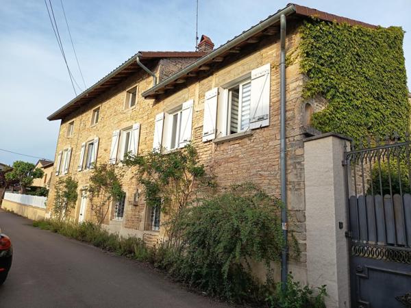 A découvrir sur la commune de Lugny maison en pierre atypique entièrement rénovée