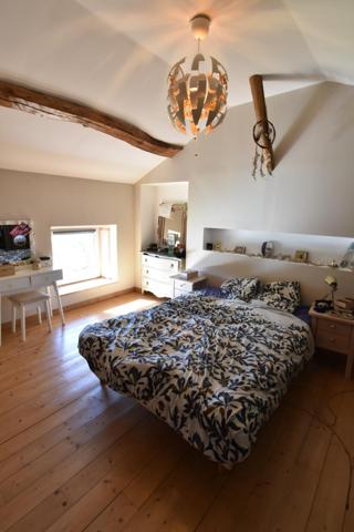 A découvrir sur la commune de Lugny maison en pierre atypique entièrement rénovée