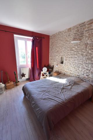 A découvrir sur la commune de Lugny maison en pierre atypique entièrement rénovée