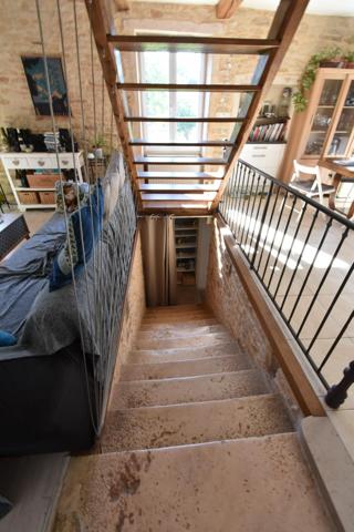 A découvrir sur la commune de Lugny maison en pierre atypique entièrement rénovée