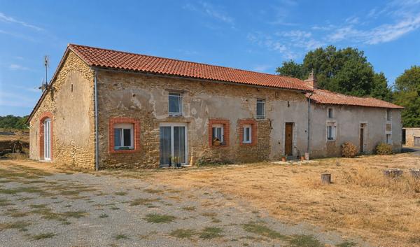 Belle longère à vendre à Bellevigne en Layon - 6 pièces, 194 m² - vie plain pied - 5 chambres.