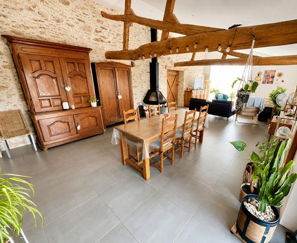 Belle longère à vendre à Bellevigne en Layon - 6 pièces, 194 m² - vie plain pied - 5 chambres.