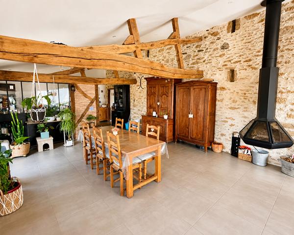 Belle longère à vendre à Bellevigne en Layon - 6 pièces, 194 m² - vie plain pied - 5 chambres.