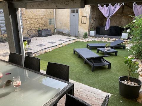 Ancien corps de ferme 425 m2 avec cour intérieure Roquemaure (30150)