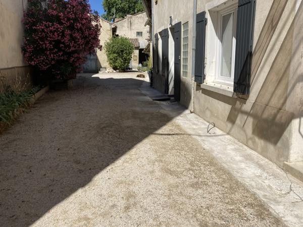 Ancien corps de ferme 425 m2 avec cour intérieure Roquemaure (30150)
