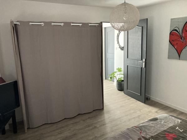 Ancien corps de ferme 425 m2 avec cour intérieure Roquemaure (30150)