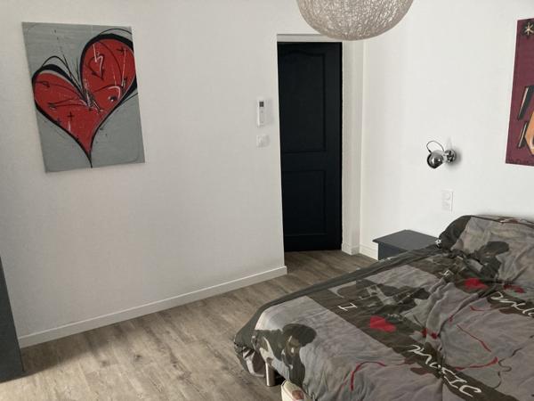 Ancien corps de ferme 425 m2 avec cour intérieure Roquemaure (30150)