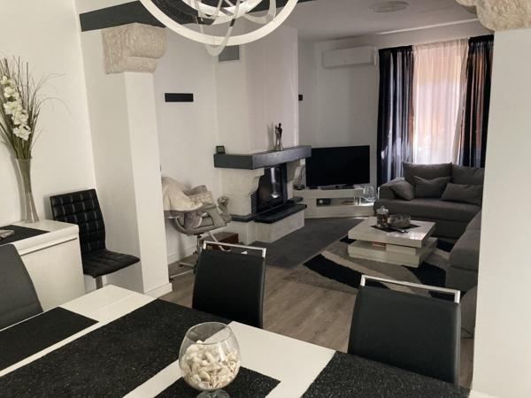 Ancien corps de ferme 425 m2 avec cour intérieure Roquemaure (30150)