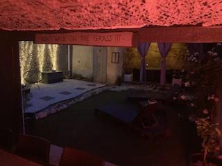 Ancien corps de ferme 425 m2 avec cour intérieure Roquemaure (30150)