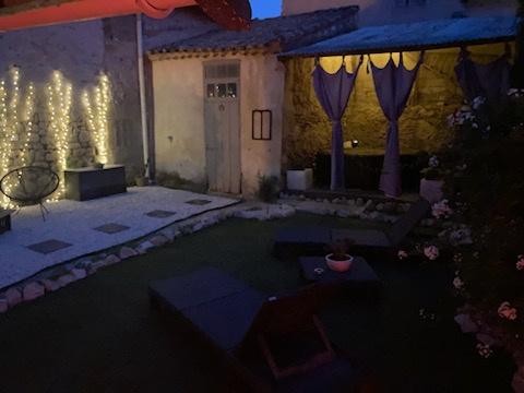 Ancien corps de ferme 425 m2 avec cour intérieure Roquemaure (30150)