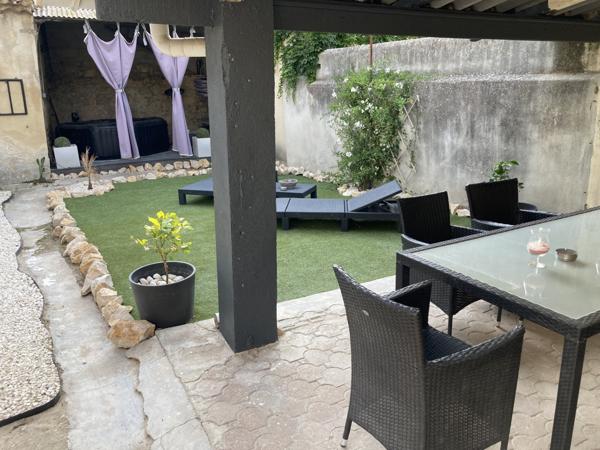 Ancien corps de ferme 425 m2 avec cour intérieure Roquemaure (30150)