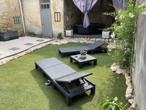 Ancien corps de ferme 425 m2 avec cour intérieure Roquemaure (30150)