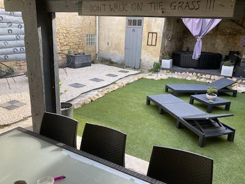 Ancien corps de ferme 425 m2 avec cour intérieure Roquemaure (30150)