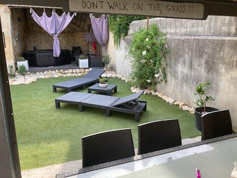 Ancien corps de ferme 425 m2 avec cour intérieure Roquemaure (30150)