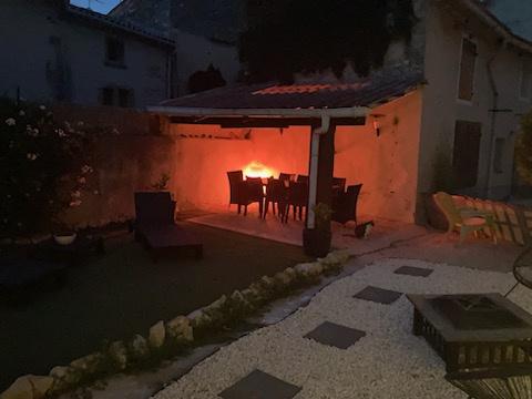 Ancien corps de ferme 425 m2 avec cour intérieure Roquemaure (30150)