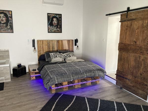 Ancien corps de ferme 425 m2 avec cour intérieure Roquemaure (30150)