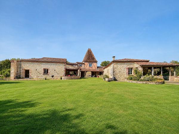 Au Lédat, dans un environnement campagne à seulement quelques minutes des commodités, découvrez cet ensemble immobilier composé de trois logements pour une surface habitable totale d'environ 316 m². La maison principale de 182 m², ancienne grange rénovée , Le ledat
