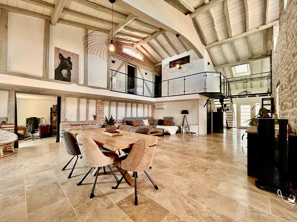 Au Lédat, dans un environnement campagne à seulement quelques minutes des commodités, découvrez cet ensemble immobilier composé de trois logements pour une surface habitable totale d'environ 316 m². La maison principale de 182 m², ancienne grange rénovée , Le ledat