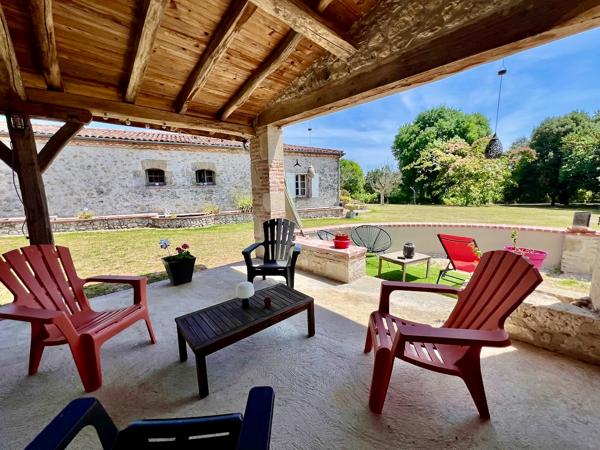 Au Lédat, dans un environnement campagne à seulement quelques minutes des commodités, découvrez cet ensemble immobilier composé de trois logements pour une surface habitable totale d'environ 316 m². La maison principale de 182 m², ancienne grange rénovée , Le ledat
