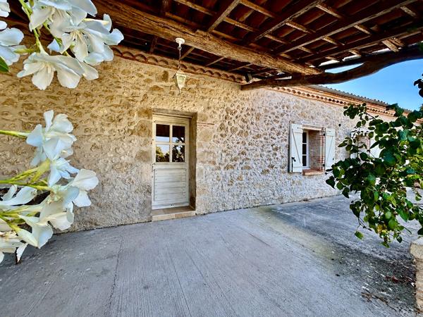 Au Lédat, dans un environnement campagne à seulement quelques minutes des commodités, découvrez cet ensemble immobilier composé de trois logements pour une surface habitable totale d'environ 316 m². La maison principale de 182 m², ancienne grange rénovée , Le ledat