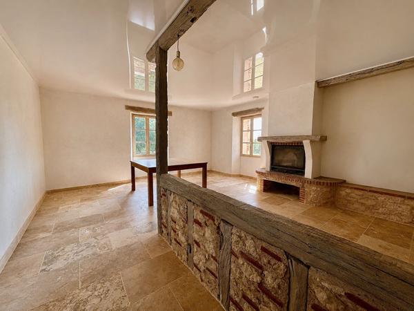 Au Lédat, dans un environnement campagne à seulement quelques minutes des commodités, découvrez cet ensemble immobilier composé de trois logements pour une surface habitable totale d'environ 316 m². La maison principale de 182 m², ancienne grange rénovée , Le ledat