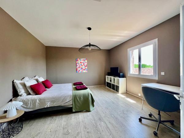 Au Lédat, dans un environnement campagne à seulement quelques minutes des commodités, découvrez cet ensemble immobilier composé de trois logements pour une surface habitable totale d'environ 316 m². La maison principale de 182 m², ancienne grange rénovée , Le ledat