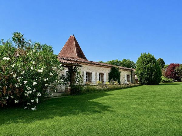 Au Lédat, dans un environnement campagne à seulement quelques minutes des commodités, découvrez cet ensemble immobilier composé de trois logements pour une surface habitable totale d'environ 316 m². La maison principale de 182 m², ancienne grange rénovée , Le ledat