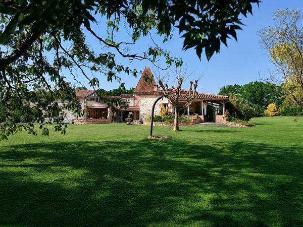 Au Lédat, dans un environnement campagne à seulement quelques minutes des commodités, découvrez cet ensemble immobilier composé de trois logements pour une surface habitable totale d'environ 316 m². La maison principale de 182 m², ancienne grange rénovée , Le ledat