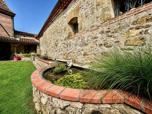 Au Lédat, dans un environnement campagne à seulement quelques minutes des commodités, découvrez cet ensemble immobilier composé de trois logements pour une surface habitable totale d'environ 316 m². La maison principale de 182 m², ancienne grange rénovée , Le ledat