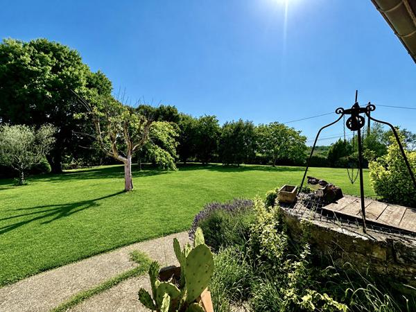 Au Lédat, dans un environnement campagne à seulement quelques minutes des commodités, découvrez cet ensemble immobilier composé de trois logements pour une surface habitable totale d'environ 316 m². La maison principale de 182 m², ancienne grange rénovée , Le ledat