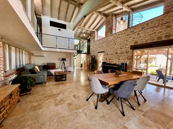 Au Lédat, dans un environnement campagne à seulement quelques minutes des commodités, découvrez cet ensemble immobilier composé de trois logements pour une surface habitable totale d'environ 316 m². La maison principale de 182 m², ancienne grange rénovée , Le ledat