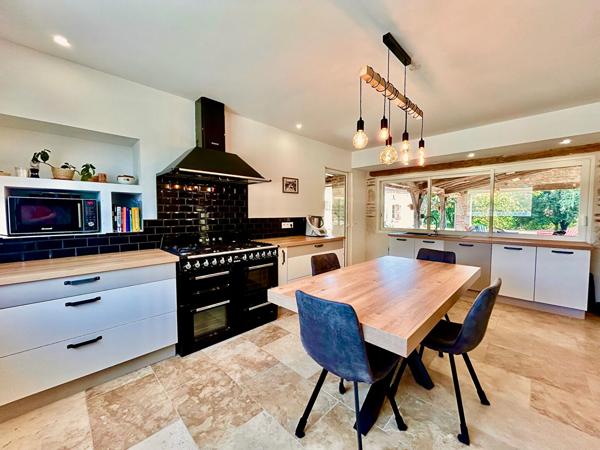 Au Lédat, dans un environnement campagne à seulement quelques minutes des commodités, découvrez cet ensemble immobilier composé de trois logements pour une surface habitable totale d'environ 316 m². La maison principale de 182 m², ancienne grange rénovée , Le ledat