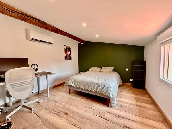 Au Lédat, dans un environnement campagne à seulement quelques minutes des commodités, découvrez cet ensemble immobilier composé de trois logements pour une surface habitable totale d'environ 316 m². La maison principale de 182 m², ancienne grange rénovée , Le ledat