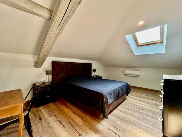 Au Lédat, dans un environnement campagne à seulement quelques minutes des commodités, découvrez cet ensemble immobilier composé de trois logements pour une surface habitable totale d'environ 316 m². La maison principale de 182 m², ancienne grange rénovée , Le ledat